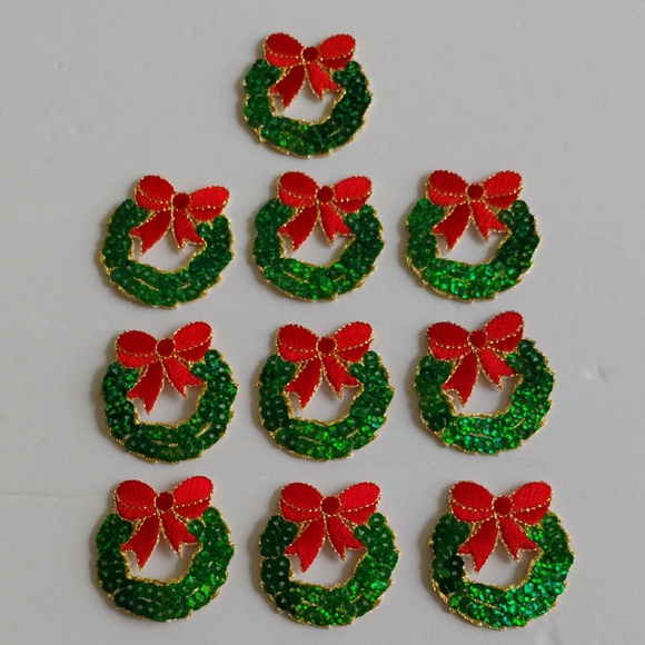 Sequined And Embroidered Iron-On Appliques of Holiday Wreaths - NEW - Picture 1 of 6